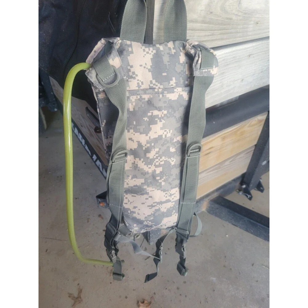 Red Rock Hydration “Camelbak Style” Camo 2.5L NWT